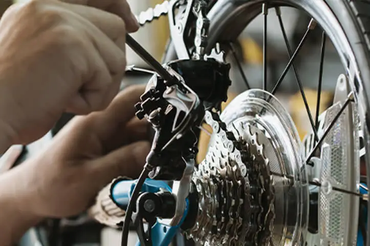 regolazione del cambio di una bicicletta Giovinazzo Biciclette